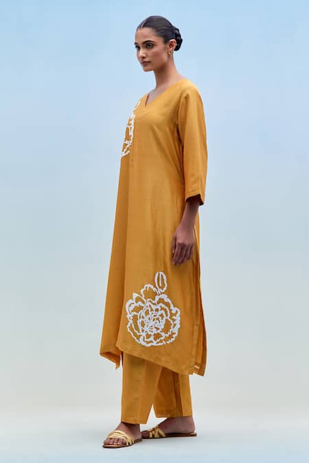 Buy_Priya Chaudhary_Mustard Chanderi Embroidery V-neck Blockprint Kurta Pant Set _Online_at_Aza_Fashions