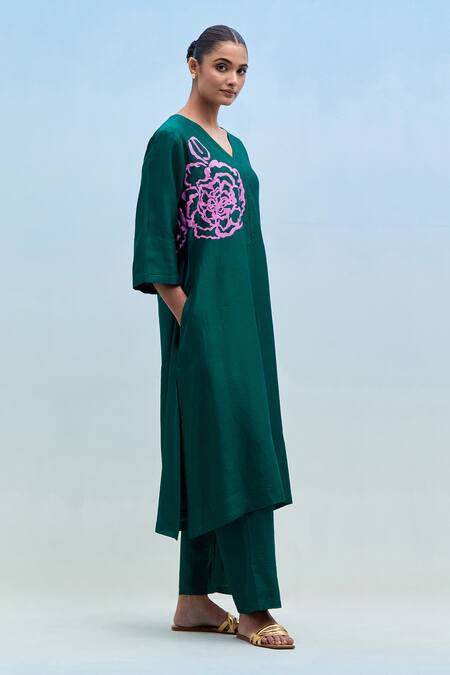 Priya Chaudhary_Green Chanderi V-neck Block Print Kurta And Pant Set _Online_at_Aza_Fashions