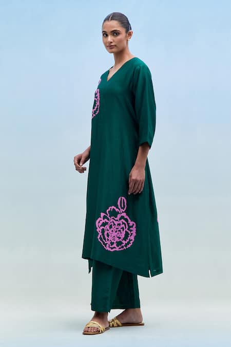 Buy_Priya Chaudhary_Green Chanderi V-neck Block Print Kurta And Pant Set _Online_at_Aza_Fashions