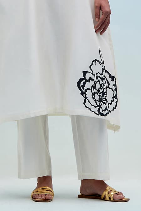 Priya Chaudhary_White Chanderi V-neck Block Print Kurta Pant Set _Online_at_Aza_Fashions