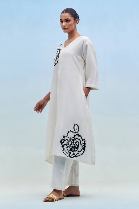 Buy_Priya Chaudhary_White Chanderi V-neck Block Print Kurta Pant Set _Online_at_Aza_Fashions