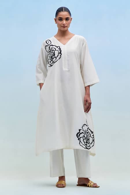 Priya Chaudhary White Chanderi V-neck Block Print Kurta Pant Set 