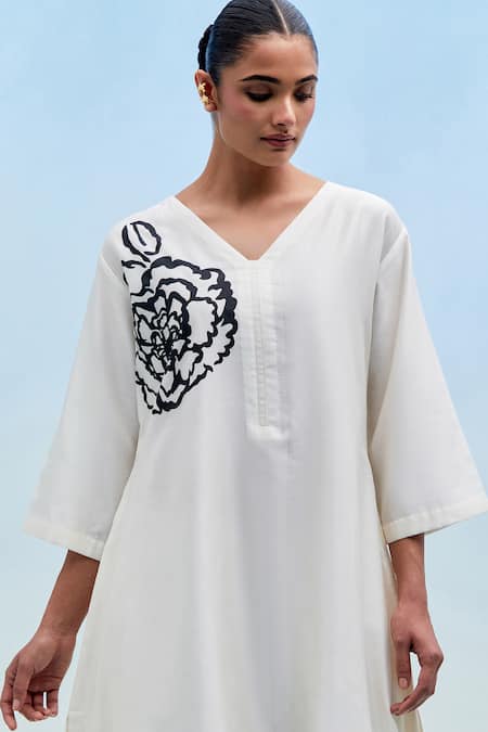 Priya Chaudhary_White Chanderi V-neck Block Print Kurta Pant Set _at_Aza_Fashions