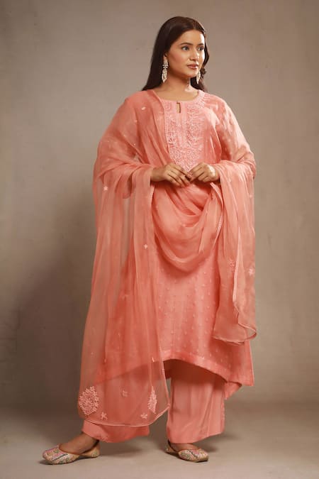 Buy_Sonali Methi_Peach Organza Embroidery Split V-neck Hand Kurta Set _Online_at_Aza_Fashions