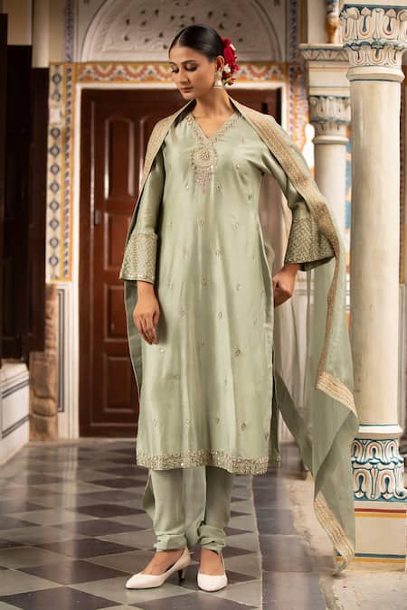 Buy Neha Khullar Green Organza Mirrors, Zari V-neck Silk Chanderi Kurta Set Buy_Neha Khullar_Green Organza Mirrors, Zari V-neck Silk Chanderi Kurta Set