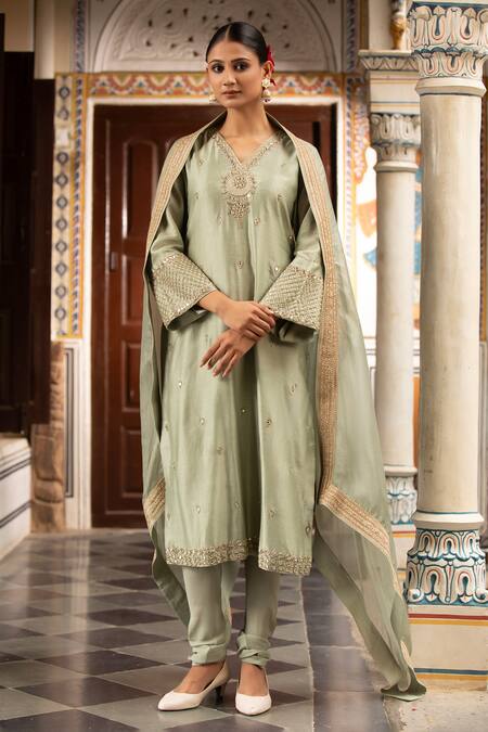 Shop Neha Khullar Green Organza Mirrors, Zari V-neck Silk Chanderi Kurta Set Shop_Neha Khullar_Green Organza Mirrors, Zari V-neck Silk Chanderi Kurta Set