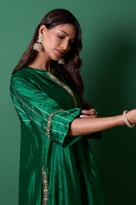 Priti Prashant_Emerald Green Silk Embroidery Collared Radiance Kurta Set _Online_at_Aza_Fashions