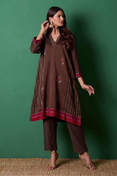 Priti Prashant_Brown Embroidery V-neck Glee Kurta Set With Dupatta _Online_at_Aza_Fashions
