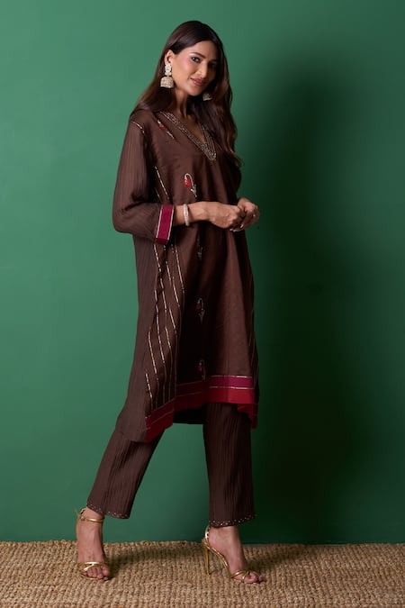 Priti Prashant_Brown Embroidery V-neck Glee Kurta Set With Dupatta _at_Aza_Fashions