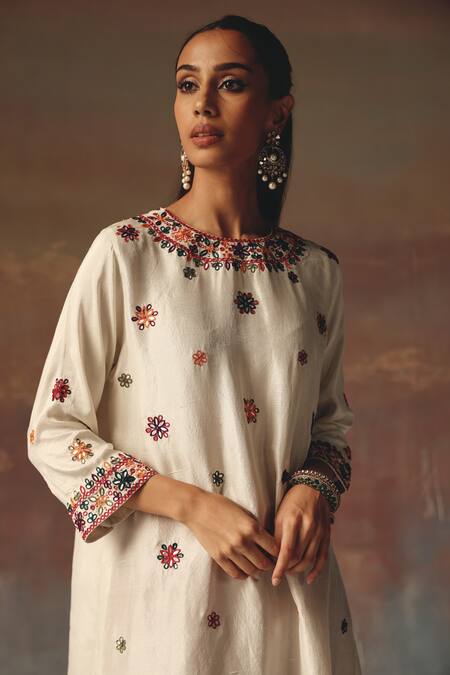 Buy_Twenty Nine_Ivory Silk Embroidery Round Neck Monga Kurta _Online_at_Aza_Fashions