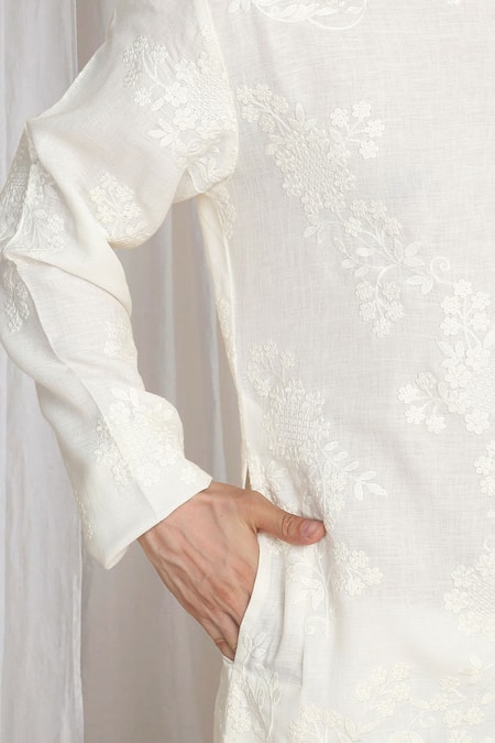 Buy_Aham-Vayam_White Cotton Embroidery Thread Kurta 