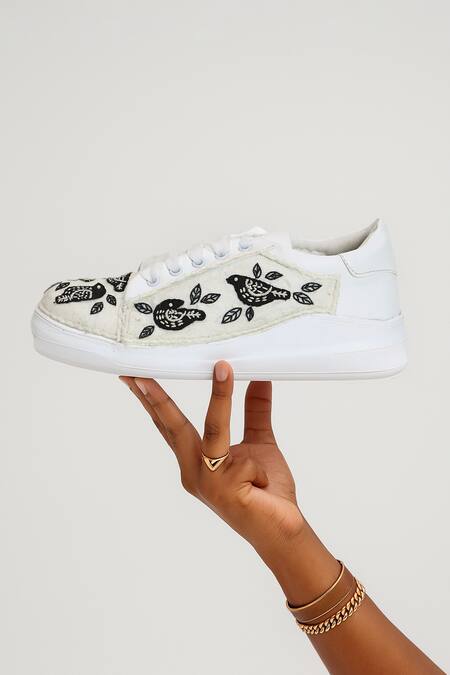 Buy_The Saree Sneakers_White Blackbird Embroidered Sneakers 