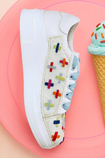 Buy_The Saree Sneakers_White Colored Cross Sneakers 