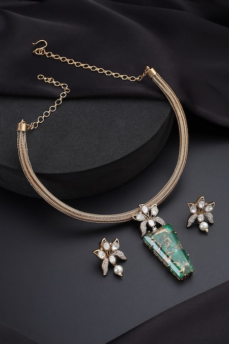 Swabhimann Emerald Hasli Necklace Set 