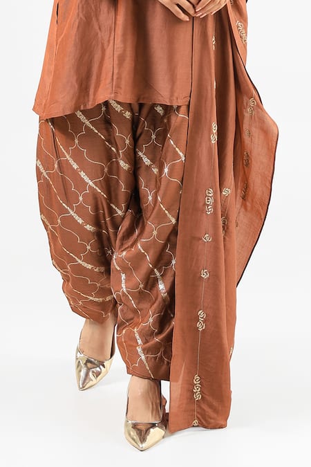 Shop_Amrood_Brown Embroidery Split V-neck Moccha Mouse Kurta Set _Online_at_Aza_Fashions