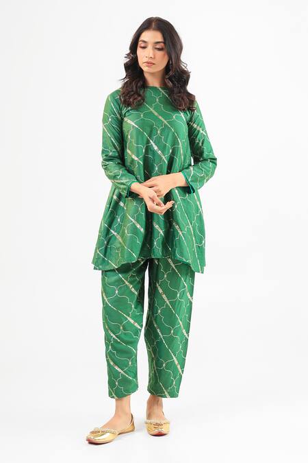 Buy_Amrood_Green Embroidery Round Neck Deep Pure Banarsi Kurta Set _Online_at_Aza_Fashions