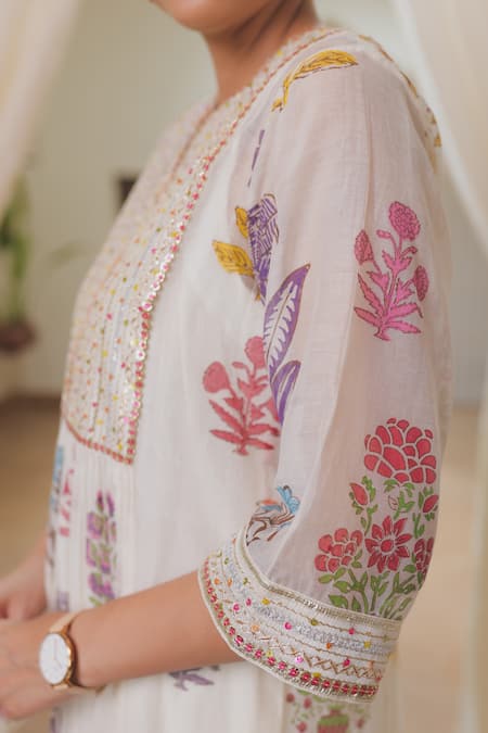 Rekha Agra_White Chanderi Silk, Cotton Embroidery Round Neck Floral Kurta Set _Online_at_Aza_Fashions