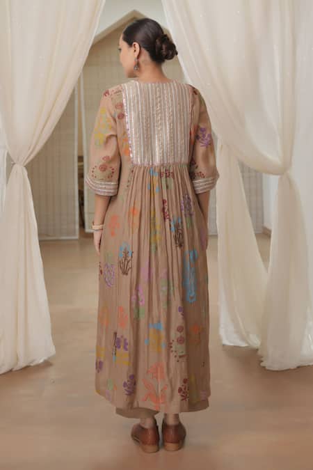 Rekha Agra Beige Silk Chanderi Kurta Set 