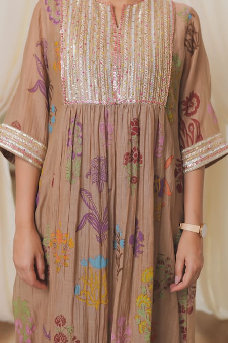 Rekha Agra_Beige Chanderi Silk, Cotton Embroidery Round Neck Kurta Set _Online_at_Aza_Fashions