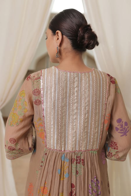 Buy_Rekha Agra_Beige Chanderi Silk, Cotton Embroidery Round Neck Kurta Set _Online_at_Aza_Fashions