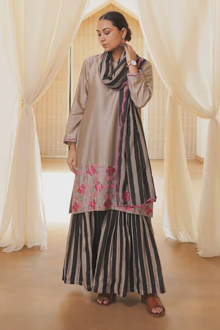 Rekha Agra Embroidered Chanderi Kurta Set 