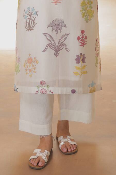 Rekha Agra_White Chanderi, Cotton Embroidery Round Neck Silk Floral Kurta Set _Online_at_Aza_Fashions