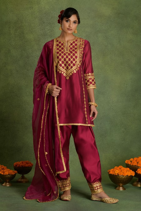 Saina Kapoor Magenta Chanderi Embroidery Round Neck Kurta Set 