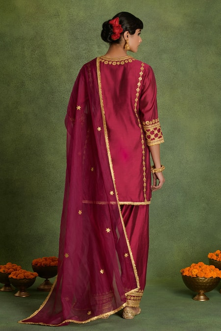 Shop saina kapoor Magenta Chanderi Embroidery Round Neck Kurta Set at Aza Fashions Shop_saina kapoor_Magenta Chanderi Embroidery Round Neck Kurta Set _at_Aza_Fashions
