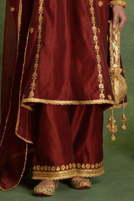 saina kapoor Maroon Chanderi Embroidery Split V-neck Kurta Set Online at Aza Fashions saina kapoor_Maroon Chanderi Embroidery Split V-neck Kurta Set _Online_at_Aza_Fashions