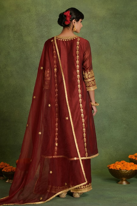 Shop saina kapoor Maroon Chanderi Embroidery Split V-neck Kurta Set at Aza Fashions Shop_saina kapoor_Maroon Chanderi Embroidery Split V-neck Kurta Set _at_Aza_Fashions
