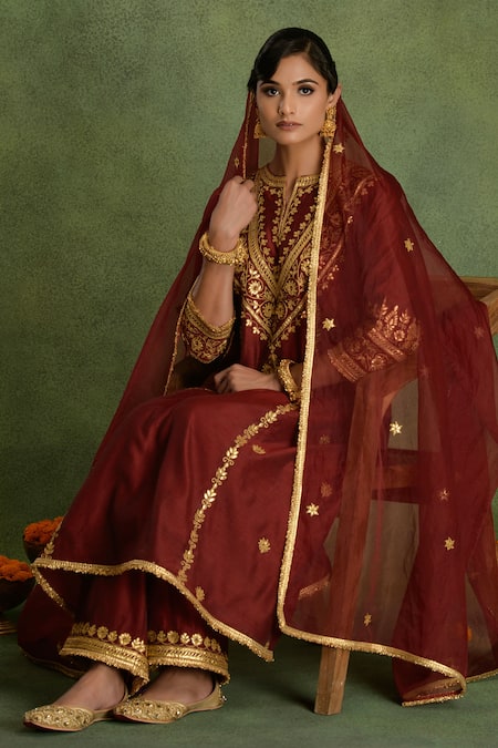 Shop saina kapoor Maroon Chanderi Embroidery Split V-neck Kurta Set Online at Aza Fashions Shop_saina kapoor_Maroon Chanderi Embroidery Split V-neck Kurta Set _Online_at_Aza_Fashions