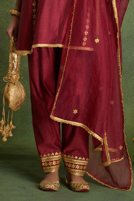 saina kapoor Purple Chanderi Embroidery Keyhole Neck Choga Kurta Set Online at Aza Fashions saina kapoor_Purple Chanderi Embroidery Keyhole Neck Choga Kurta Set _Online_at_Aza_Fashions