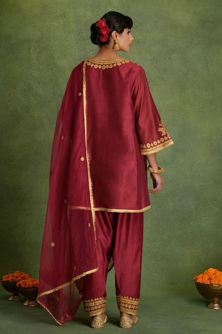 Shop saina kapoor Purple Chanderi Embroidery Keyhole Neck Choga Kurta Set at Aza Fashions Shop_saina kapoor_Purple Chanderi Embroidery Keyhole Neck Choga Kurta Set _at_Aza_Fashions