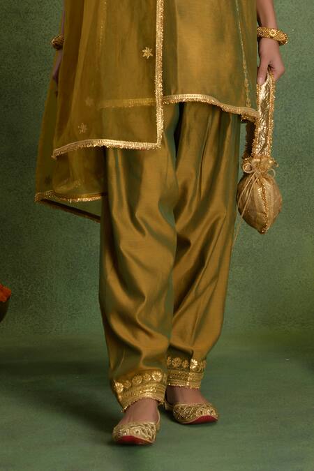 saina kapoor_Green Chanderi Embroidery Split V-neck Kurta Set _Online_at_Aza_Fashions