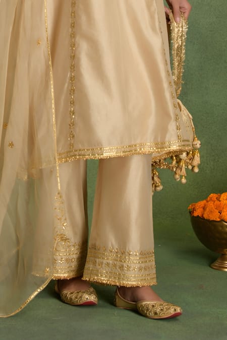 saina kapoor Beige Chanderi Embroidery Round Neck Choga Kurta Set Online at Aza Fashions saina kapoor_Beige Chanderi Embroidery Round Neck Choga Kurta Set _Online_at_Aza_Fashions