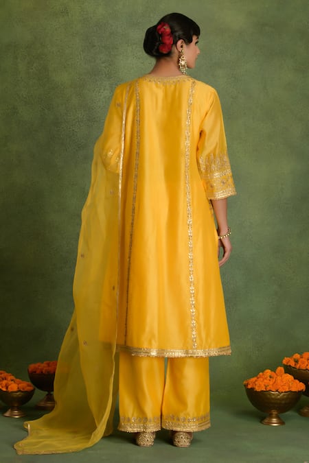 saina kapoor Embroidered Yellow Chanderi Kurta Set 