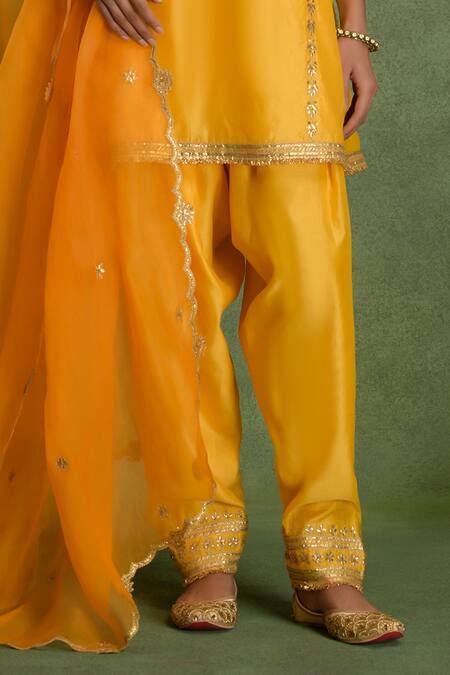 saina kapoor_Yellow Chanderi Embroidery, Zari Keyhole Neck Choga Kurta Set _Online_at_Aza_Fashions