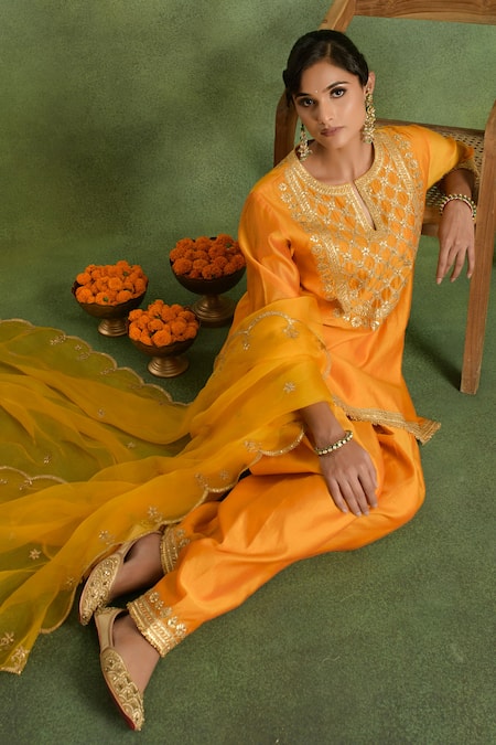 saina kapoor_Orange Chanderi Embroidery Split V-neck Yellow And Choga Kurta Set _Online_at_Aza_Fashions