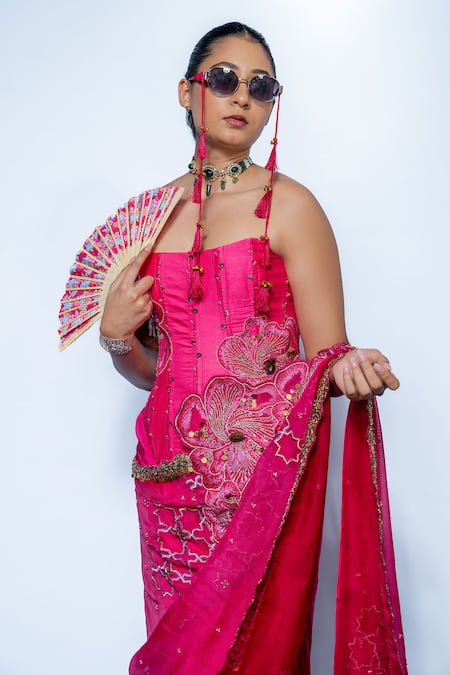 Rishi and Vibhuti_Fuchsia Crepe Embroidery Sweetheart Neck Fuschia Corset Saree And Blouse Set _Online_at_Aza_Fashions