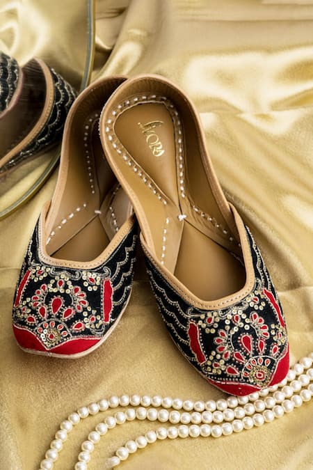 Azora Black Ruhaniyat Embroidered Raw Silk Juttis