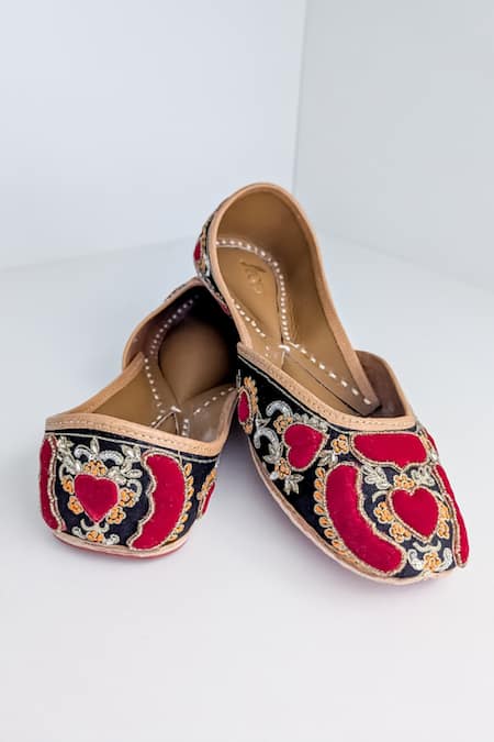 Buy_Azora_Black Dilkush And Red Embroidered Juttis _Online_at_Aza_Fashions