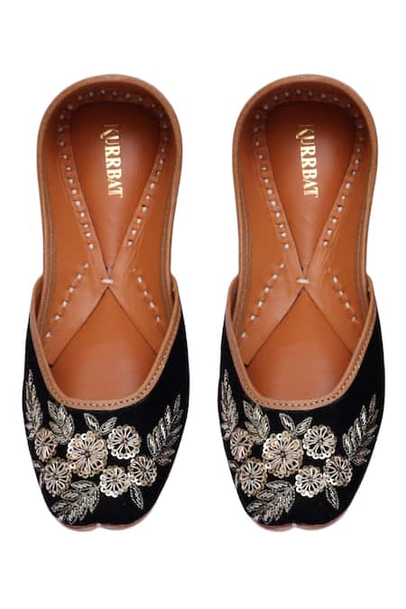 Kurrbat Aza Velvet Embroidered Juttis 