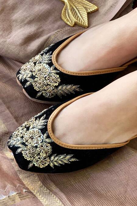 Kurrbat_Black Aza Velvet Embroidered Juttis _Online_at_Aza_Fashions