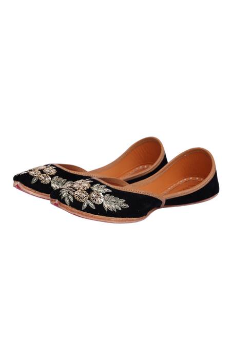 Buy_Kurrbat_Black Aza Velvet Embroidered Juttis _Online_at_Aza_Fashions