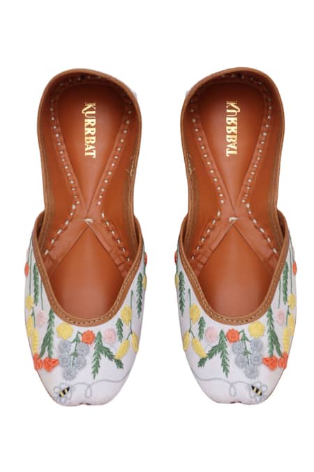 Kurrbat Gelato Embroidered Juttis 