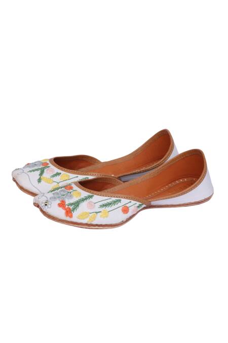 Kurrbat_White Gelato Embroidered Juttis _Online_at_Aza_Fashions