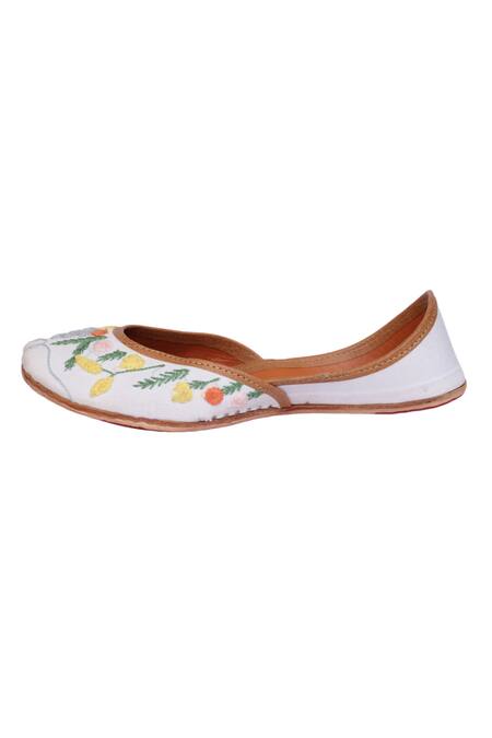 Buy_Kurrbat_White Gelato Embroidered Juttis _Online_at_Aza_Fashions