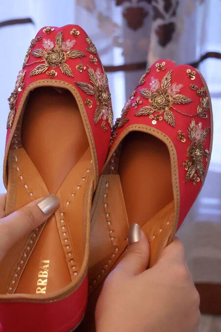 Kurrbat Pink Outbloom Zardozi Embroidered Juttis Online at Aza Fashions Kurrbat_Pink Outbloom Zardozi Embroidered Juttis _Online_at_Aza_Fashions