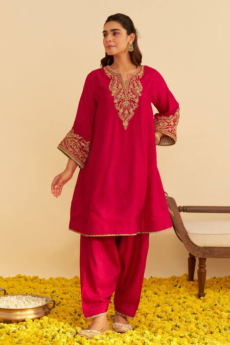 Sheetal Batra_Pink Silk Organza Embroidery Round Neck Marwa Chauga Kurta Set _at_Aza_Fashions