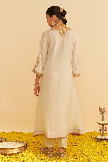 Shop Sheetal Batra Ivory Embroidery V-neck Haayat Kaftan With Salwar at Aza Fashions Shop_Sheetal Batra_Ivory Embroidery V-neck Haayat Kaftan With Salwar _at_Aza_Fashions